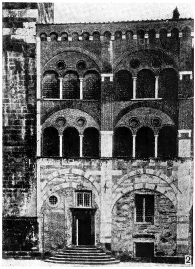 Лукка: — жилой дом строителей собора, XII в.