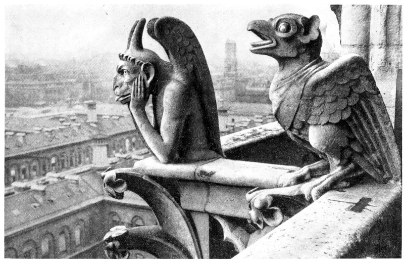 Париж. Собор Парижской богоматери. Химеры на верхней галерее